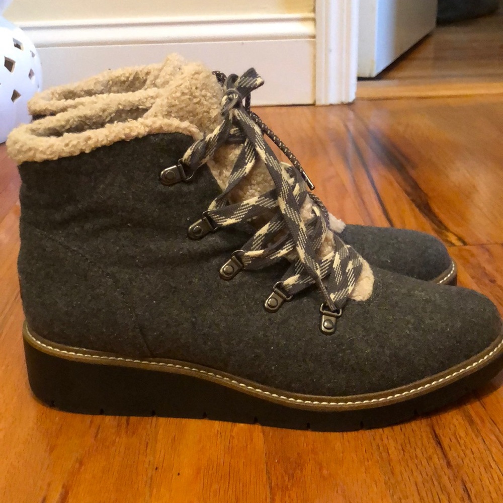 Women’s Dr.Scholl’s  gray fabric size 9.5 winter boots.